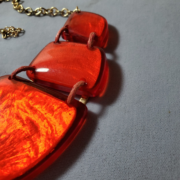 Red Capiz Statement Necklace Shimmery Chunky Hinge - Picture 7 of 7